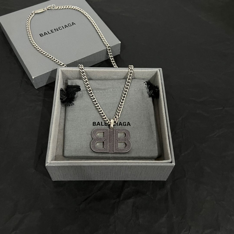 Ba*len*cia*ga necklaces